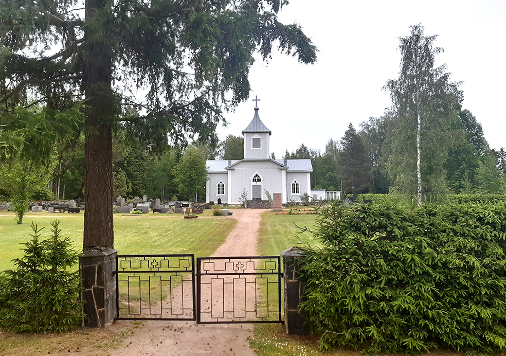 Virttaan kirkko pienen kävelymatkan päässä